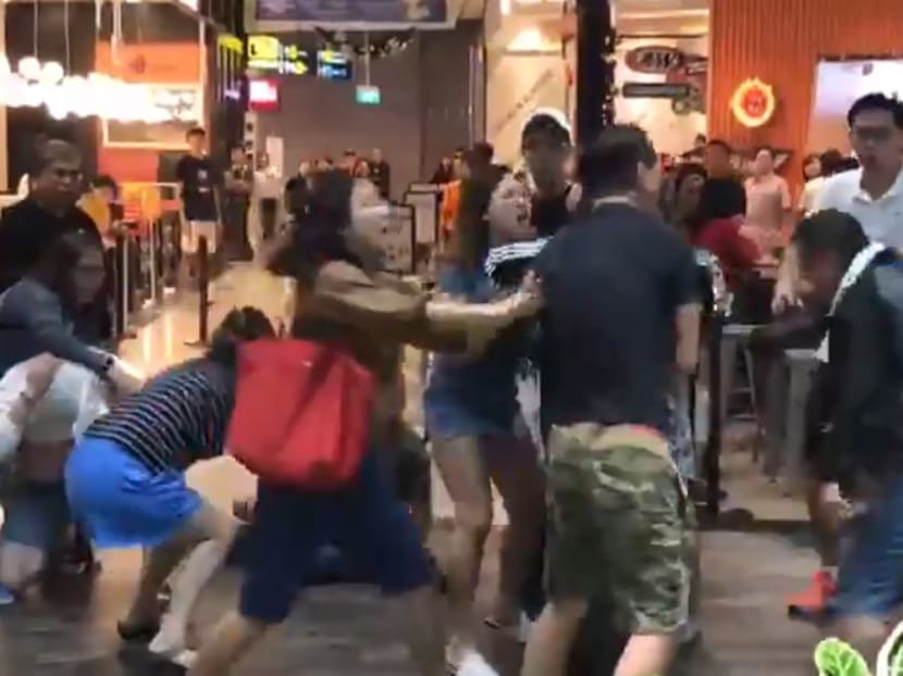 In a video that is circulating online, a group of more than 10 people can be seen scuffling in the vicinity of the A&W fast food restaurant. In a video that is circulating online, a group of more than 10 people can be seen scuffling in the vicinity of the A&W fast food restaurant.