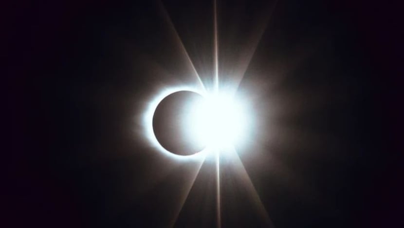 #BeliaSG: Bulan dan Matahari #BeliaSG: Bulan dan Matahari