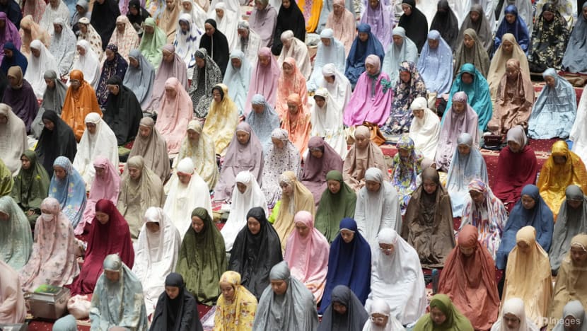 Divided opinion in Indonesia after Jokowi bans senior officials from staging events to break fast Divided opinion in Indonesia after Jokowi bans senior officials from staging events to break fast