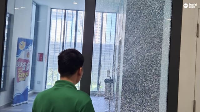 盛港芬维尔小贩中心玻璃围栏突爆裂 六旬女食客：险过剃头