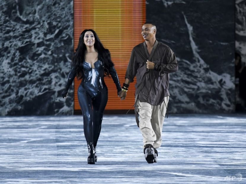 La ganadora del Oscar Cher hace un cameo en el 'festival' de Balmain en París