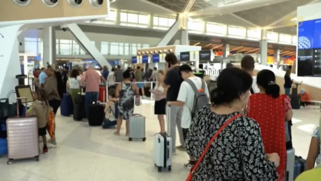 美国东岸机场近3000趟航班延误 逾800趟取消