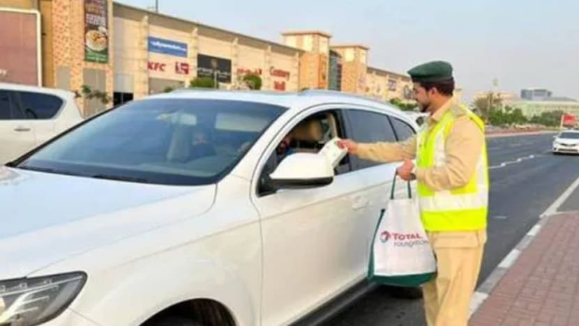 Polis UAE agih juadah buka puasa kepada pemandu; cegah pandu laju untuk pulang berbuka bersama keluarga