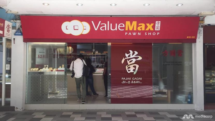 Man armed with chopper flees after failed attempt to rob Bedok pawn shop Man armed with chopper flees after failed attempt to rob Bedok pawn shop