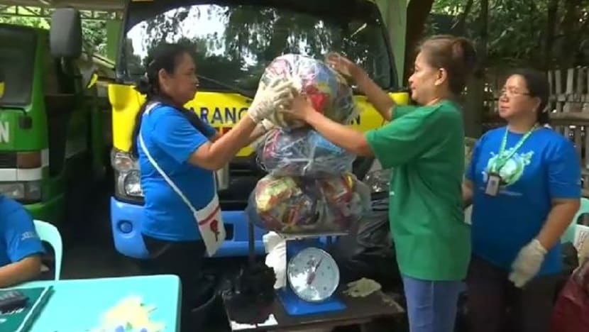 Filipina lancarkan program tukar sisa plastik dengan beras