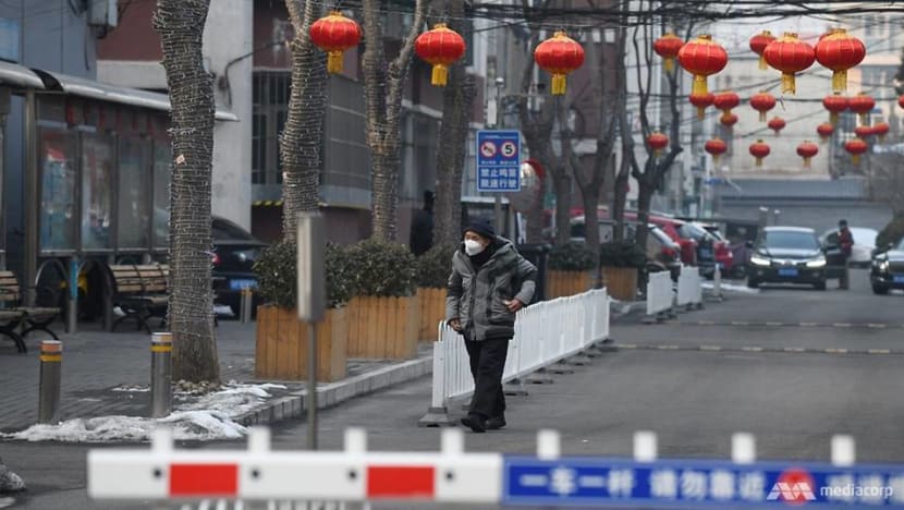 China coronavirus death toll surpasses 900 China coronavirus death toll surpasses 900