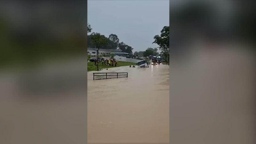 Flash floods in several parts of Singapore due to heavy rain Flash floods in several parts of Singapore due to heavy rain