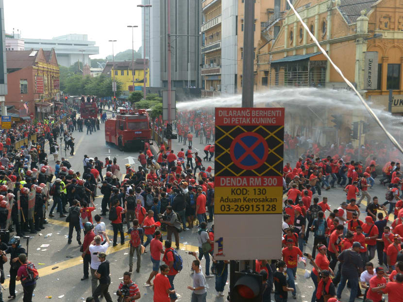 Malaysia Riot Police shot water cannon to Pro-government 'red shirt' protestors as they trying to enter China Town during a pro-government demonstration in Kuala Lumpur, Malaysia on Sept 16, 2015. Photo: AP