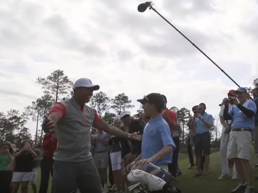 Former World No 1 Tiger Woods hugging 11-year-old Taylor Crozier after Crozier hit a hole-in-one. Photo: Screencap from Bluejack National's YouTube channel