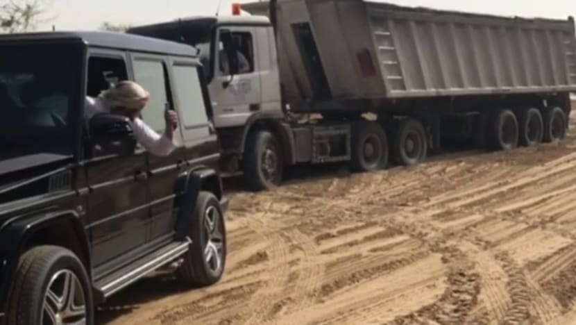 Putera Mahkota Dubai guna Mercedes mewah bantu tarik keluar trak yang tersendat dalam pasir