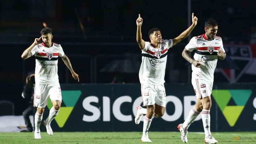 Early goal gives Sao Paulo 1-0 win over Internacional Early goal gives Sao Paulo 1-0 win over Internacional