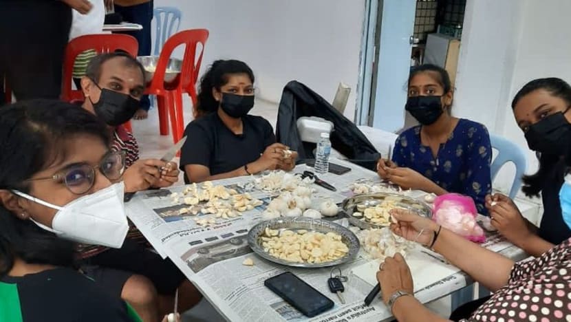 'நம்மால் முடிந்ததைச் செய்வதில் ஓர் ஆறுதல்' - அலுப்பில்லாமல் சமைத்து, வெள்ளத்தில் பாதிக்கப்பட்டோரின் பசி போக்கும் மலேசியர்கள் 'நம்மால் முடிந்ததைச் செய்வதில் ஓர் ஆறுதல்' - அலுப்பில்லாமல் சமைத்து, வெள்ளத்தில் பாதிக்கப்பட்டோரின் பசி போக்கும் மலேசியர்கள்