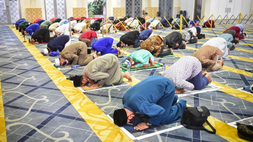 Jemaah boleh kembali rapatkan saf solat jemaah di masjid bermula 25 Feb