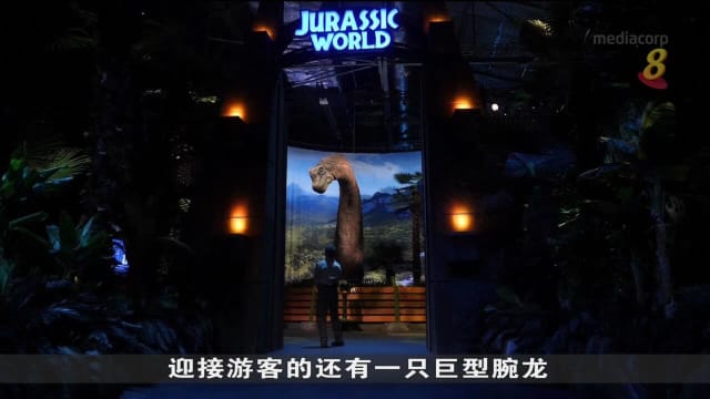 《侏罗纪世界》展览登陆伦敦 影迷与“恐龙”互动