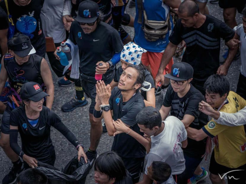 Thai rockstar Toon Bodyslam runs his marathon through Thailand to raise money for eleven state hospitals. He has been credited as the man who reunited Thailand, who made people leave their differences behind and come together in goodwill. Photo: Facebook page of Bodyslam