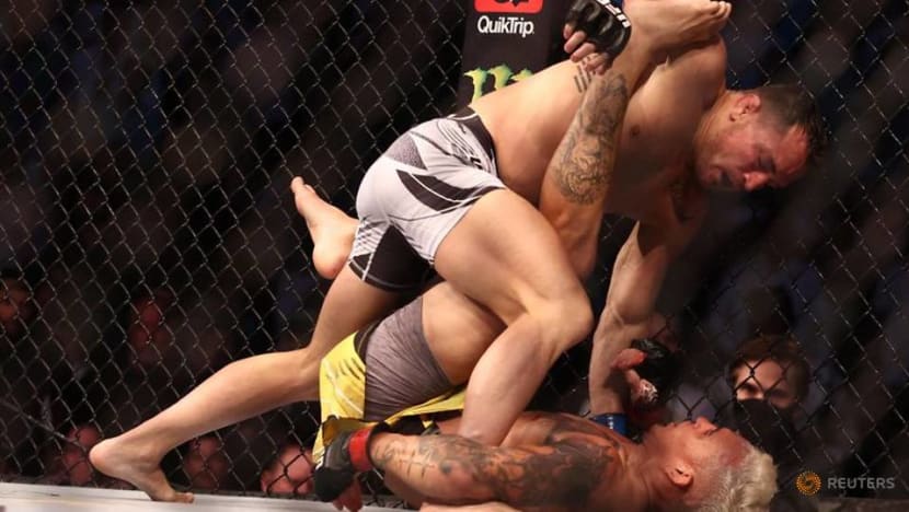 Oliveria KOs Chandler to claim UFC lightweight crown Oliveria KOs Chandler to claim UFC lightweight crown