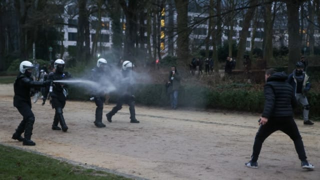 比利时民众抗议防疫政策演变成警民冲突