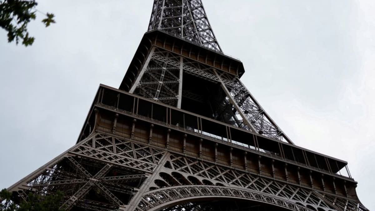 American tourists found drunk, sleeping atop Eiffel Tower