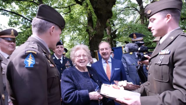 二战时吃掉少女生日蛋糕 美军77年后为她庆90岁大寿