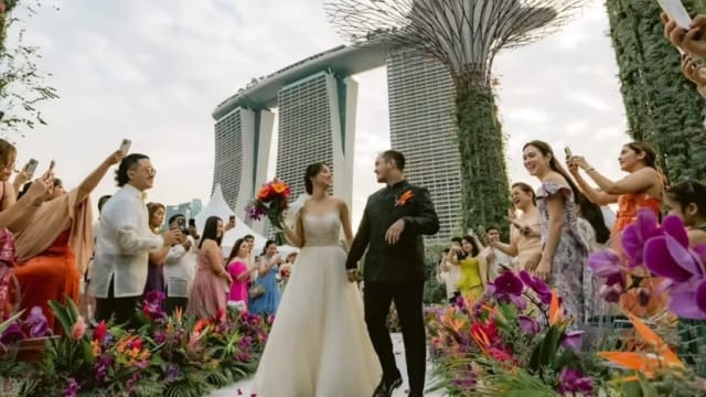 现实版《疯狂富豪》？菲籍情侣滨海湾花园办豪华婚礼