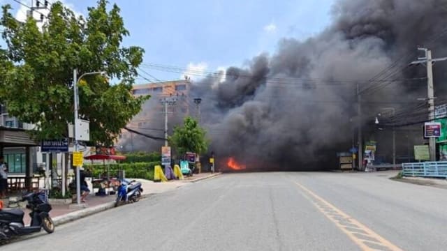 泰国煤气罐店爆炸  延烧附近店铺和宿舍 三人受伤