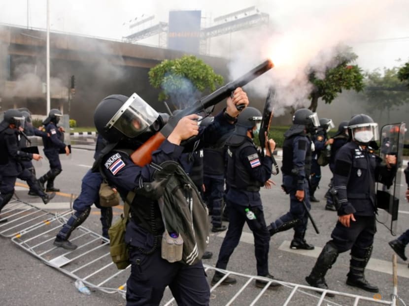 Thai protesters defy detention of leaders to hold 'car mob' rally Thai protesters defy detention of leaders to hold 'car mob' rally
