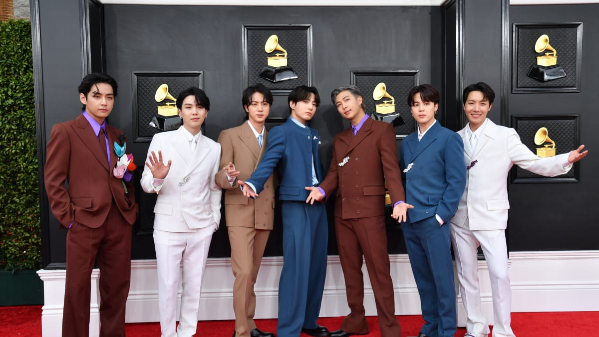 설명자: 보이밴드 BTS의 군사적 면제와 경제에 대한 잠재적인 영향에 대한 한국의 격렬한 토론 설명자: 보이밴드 BTS의 군사적 면제와 경제에 대한 잠재적인 영향에 대한 한국의 격렬한 토론