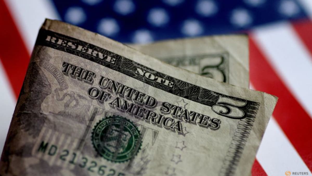 Dolar jatuh karena Powell dari Fed mengulangi komentar tentang disinflasi, yang dianggap kurang salah