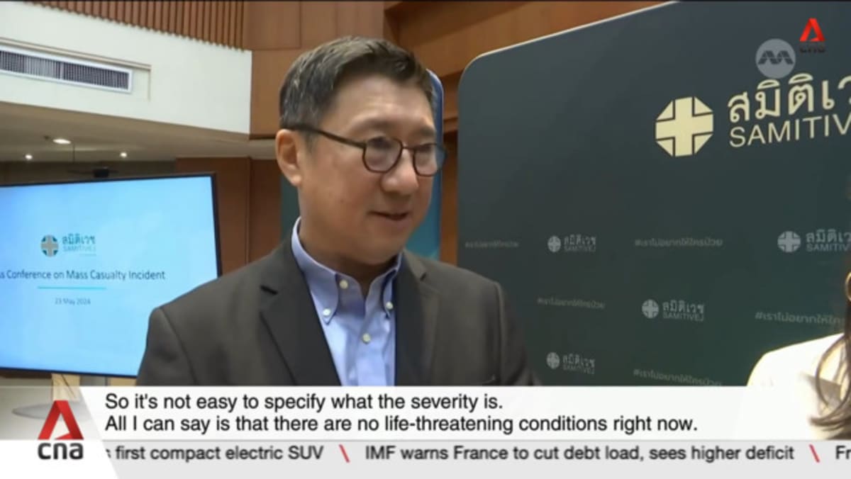 SQ321 turbulence: Thai hospital says 20 people from flight remain in  intensive care