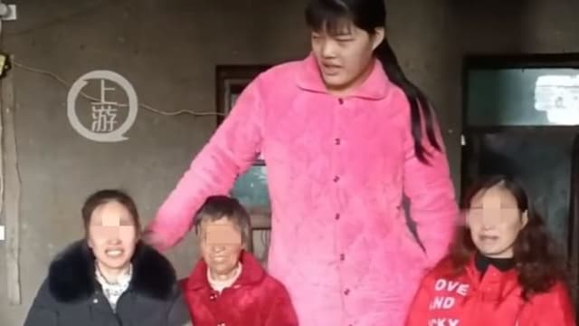 中国2.3米网红巨人离世 父亲拒领骨灰称“不要了”