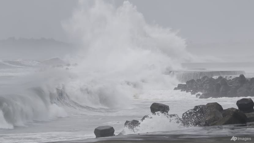 Offshore Typhoon Mawar lashes eastern Taiwan, northern Philippines as it heads for southern Japan Offshore Typhoon Mawar lashes eastern Taiwan, northern Philippines as it heads for southern Japan