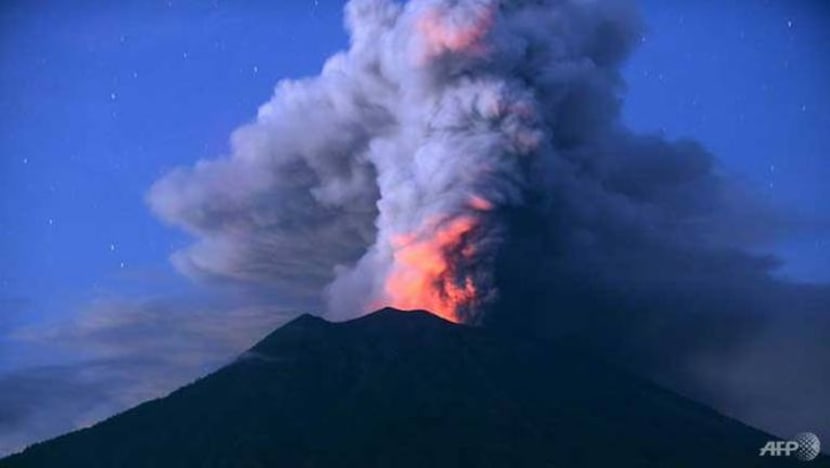 Abu Gunung Agung paksa lapangan terbang Bali ditutup buat hari ke-3