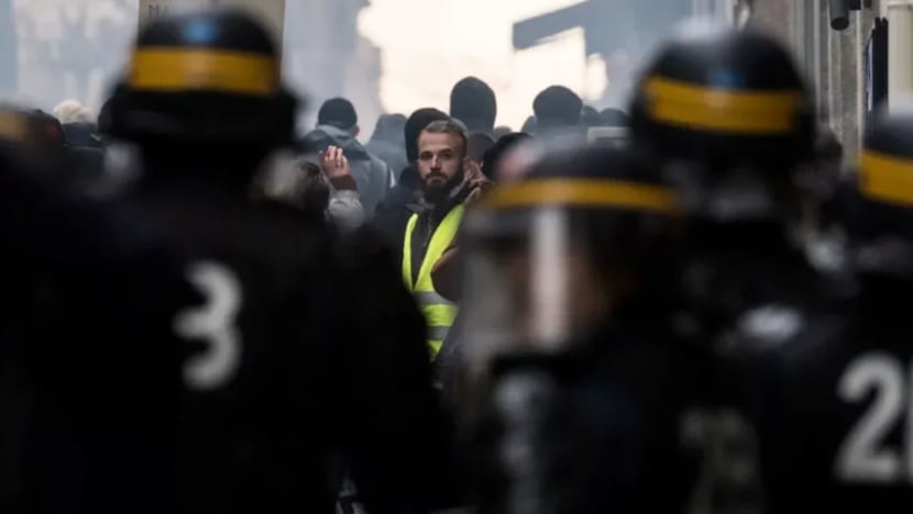 Ulang tahun pertama gerakan 'jaket kuning': Penunjuk perasaan, polis bertempur