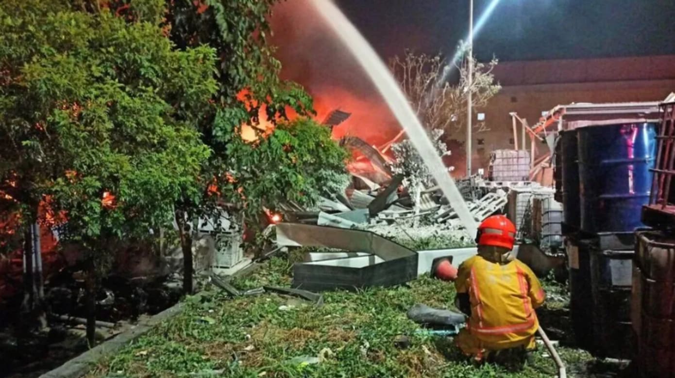 台湾屏东工厂爆炸事故 四消防员殉职 百多人伤
