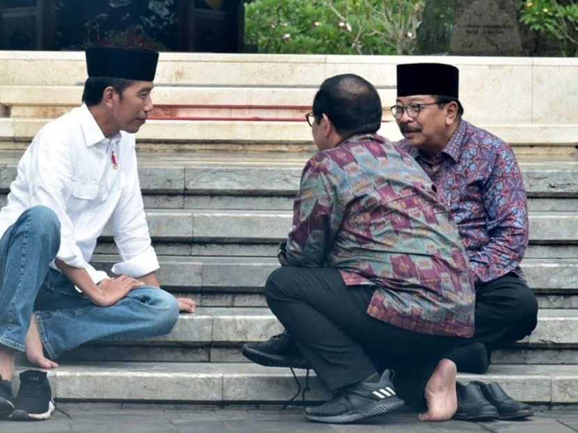 President Jokowi, seen here with East Java Governor Soekarwo (far right) and Cabinet Secretary Pramono Anung, is using his powers to secure endorsement from regional officeholders and other senior politicians, says the author. President Jokowi, seen here with East Java Governor Soekarwo (far right) and Cabinet Secretary Pramono Anung, is using his powers to secure endorsement from regional officeholders and other senior politicians, says the author.