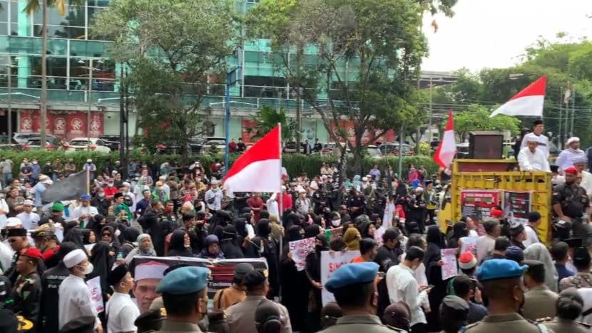 Penyokong Ustaz Abdul Somad tunjuk perasaan di Jakarta, Medan; MFA pantau keadaan Penyokong Ustaz Abdul Somad tunjuk perasaan di Jakarta, Medan; MFA pantau keadaan