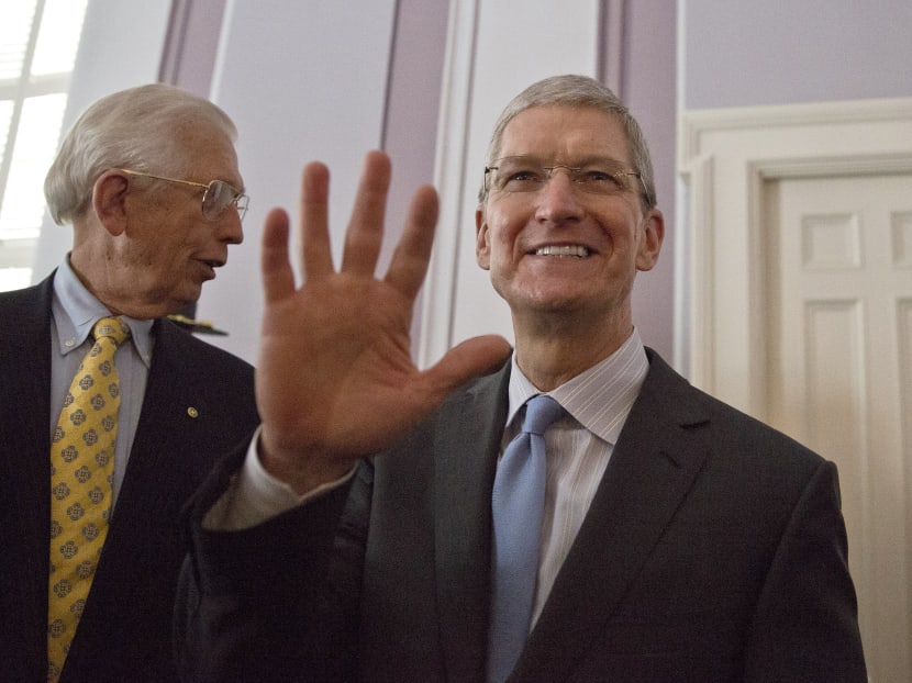 Apple chief executive and Alabama native Tim Cook waves to the crowd at the Alabama state Capitol, Oct 27, 2014. Photo: AP