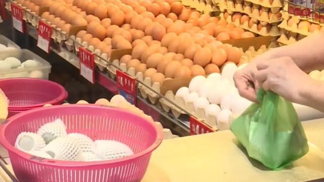 印尼鸡蛋在超市和湿巴刹遇冷 民众观望摊贩暂不售卖
