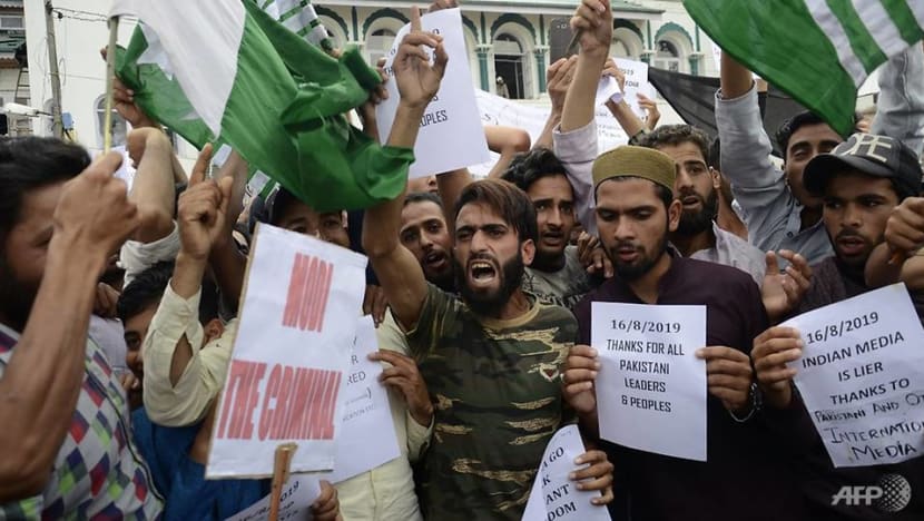 Hundreds of protestors clash with police in Indian Kashmir Hundreds of protestors clash with police in Indian Kashmir