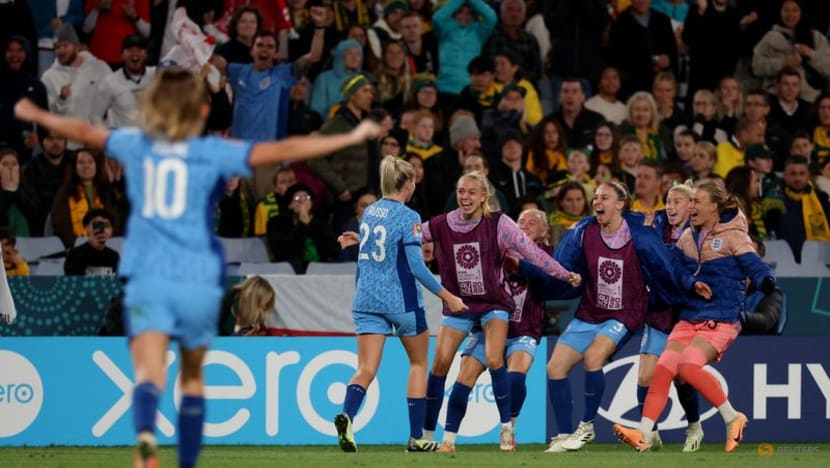 England reach World Cup final despite Kerr stunner