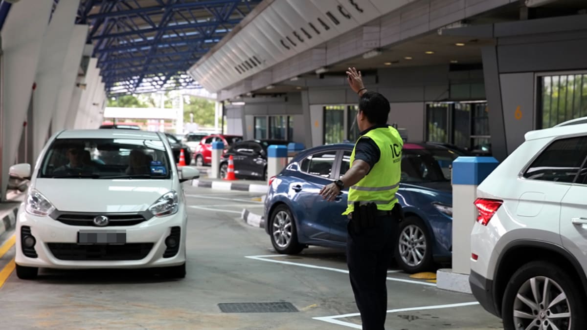 Man arrested for allegedly disobeying ICA officer, dragging him with car during Woodlands Checkpoint fuel gauge check