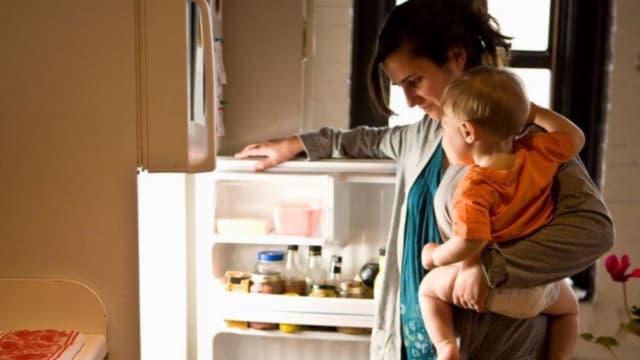 英国家长为省电 晚上关掉冰箱电源导致孩子食物中毒
