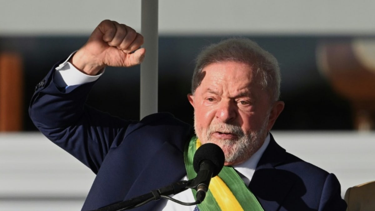 Lula yang baru terpilih dari Brasil menuju ke Argentina untuk perjalanan pertama ke luar negeri