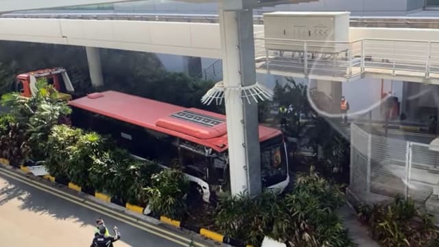 樟宜机场外发生事故 巴士撞上疑似高架轨道支柱