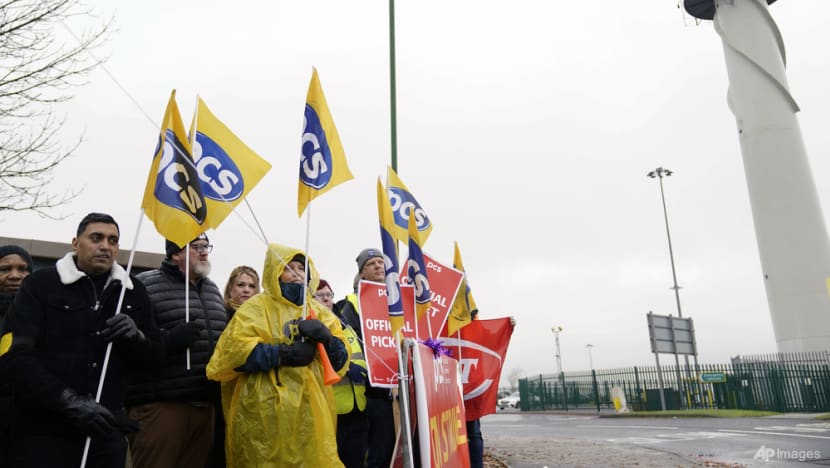 Passport control staff strike at UK airports Passport control staff strike at UK airports