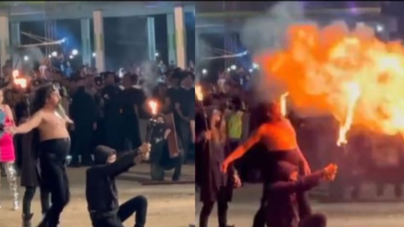 Janggut ahli silap mata di Indonesia ini terbakar dalam satu persembahan api