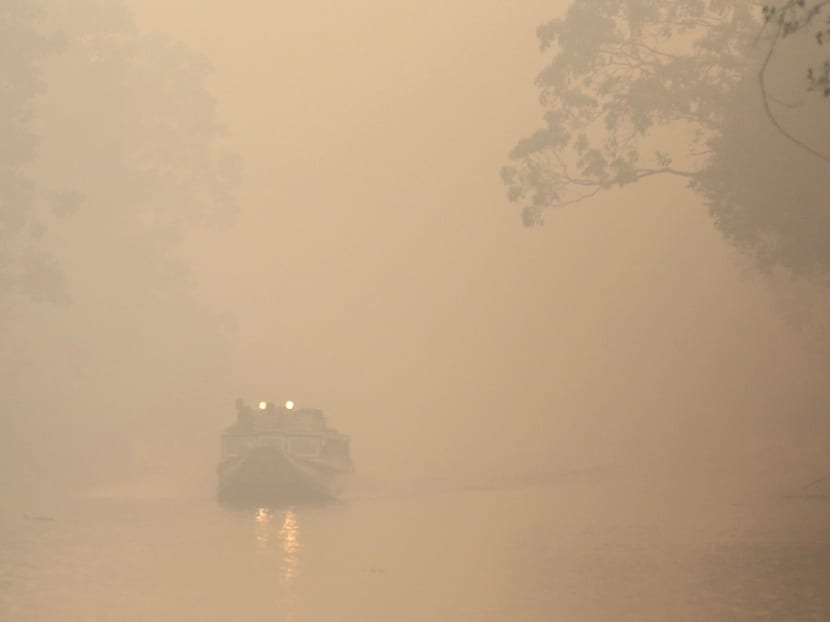A wooden boat is seen on Air Sugihan river during haze shrouds in Ogan Komering Ilir, Indonesia's South Sumatra province, October 7, 2015 in this picture taken by Antara Foto. Photo: Reuters