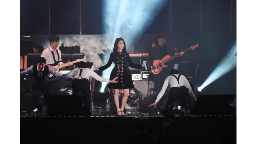 Fans make IU laugh at Taipei concert