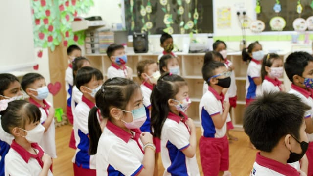 配合国庆 Sparkletots学前教育中心教孩童用母语宣读信约