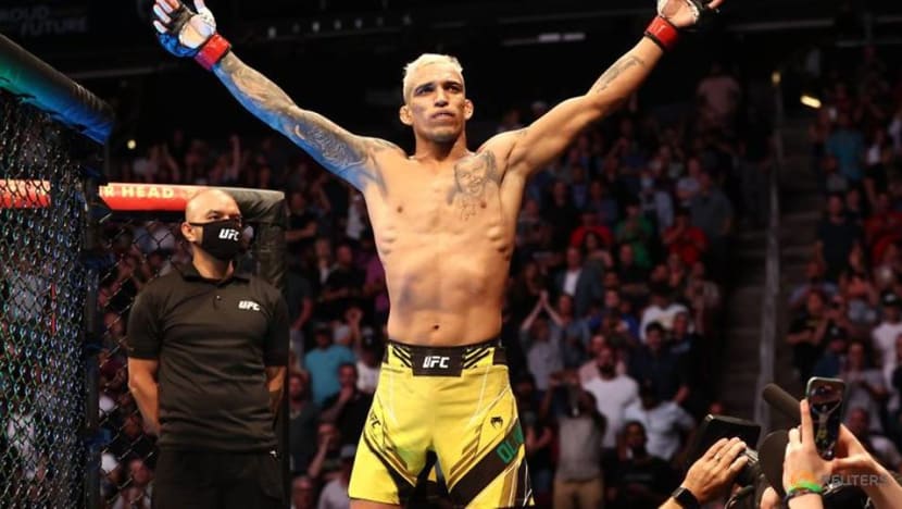 Oliveria KOs Chandler to claim UFC lightweight crown Oliveria KOs Chandler to claim UFC lightweight crown